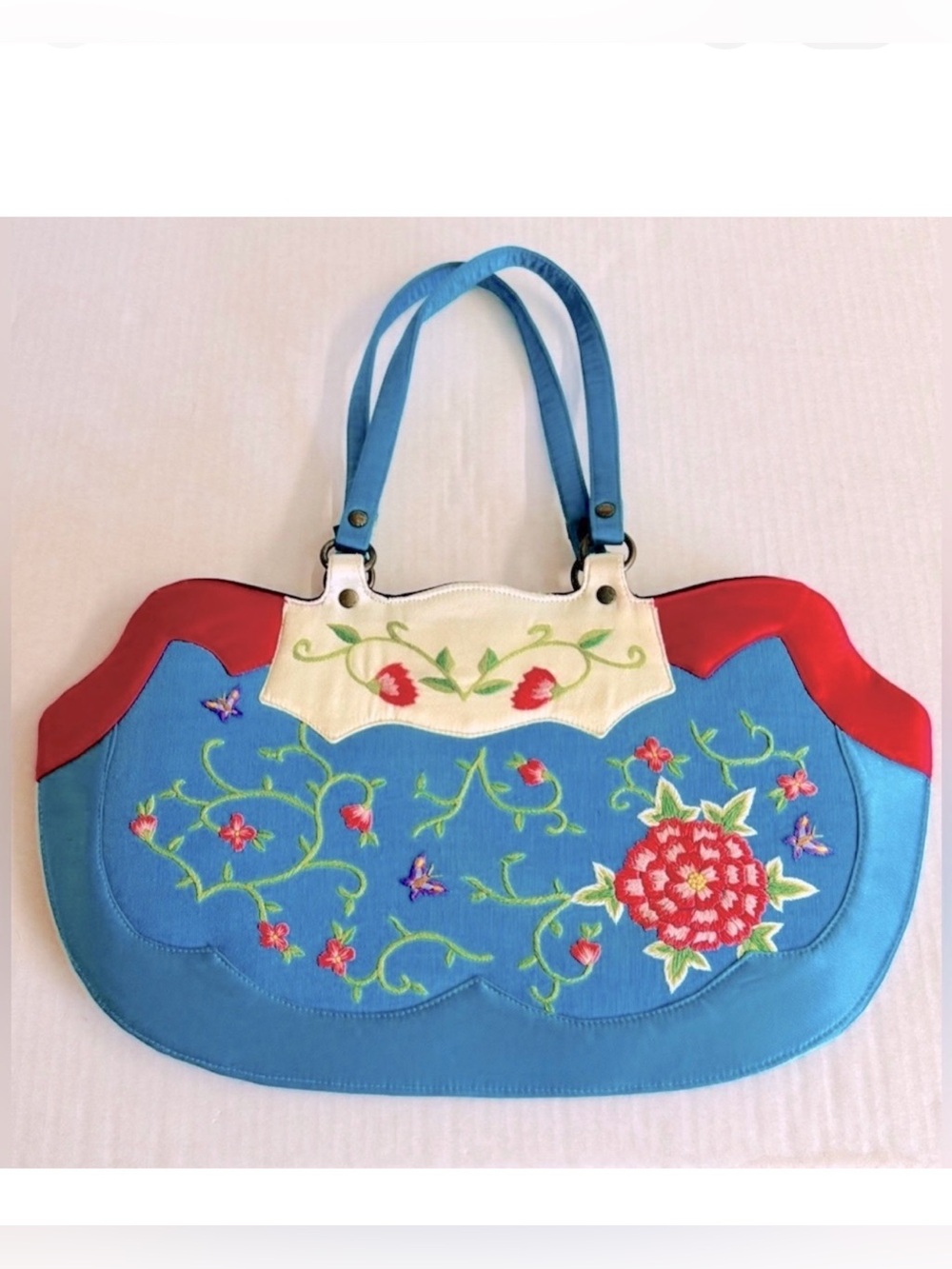 Vtg Dolce Vita- Gorgeous handmade silk embroidered bag with snap closure